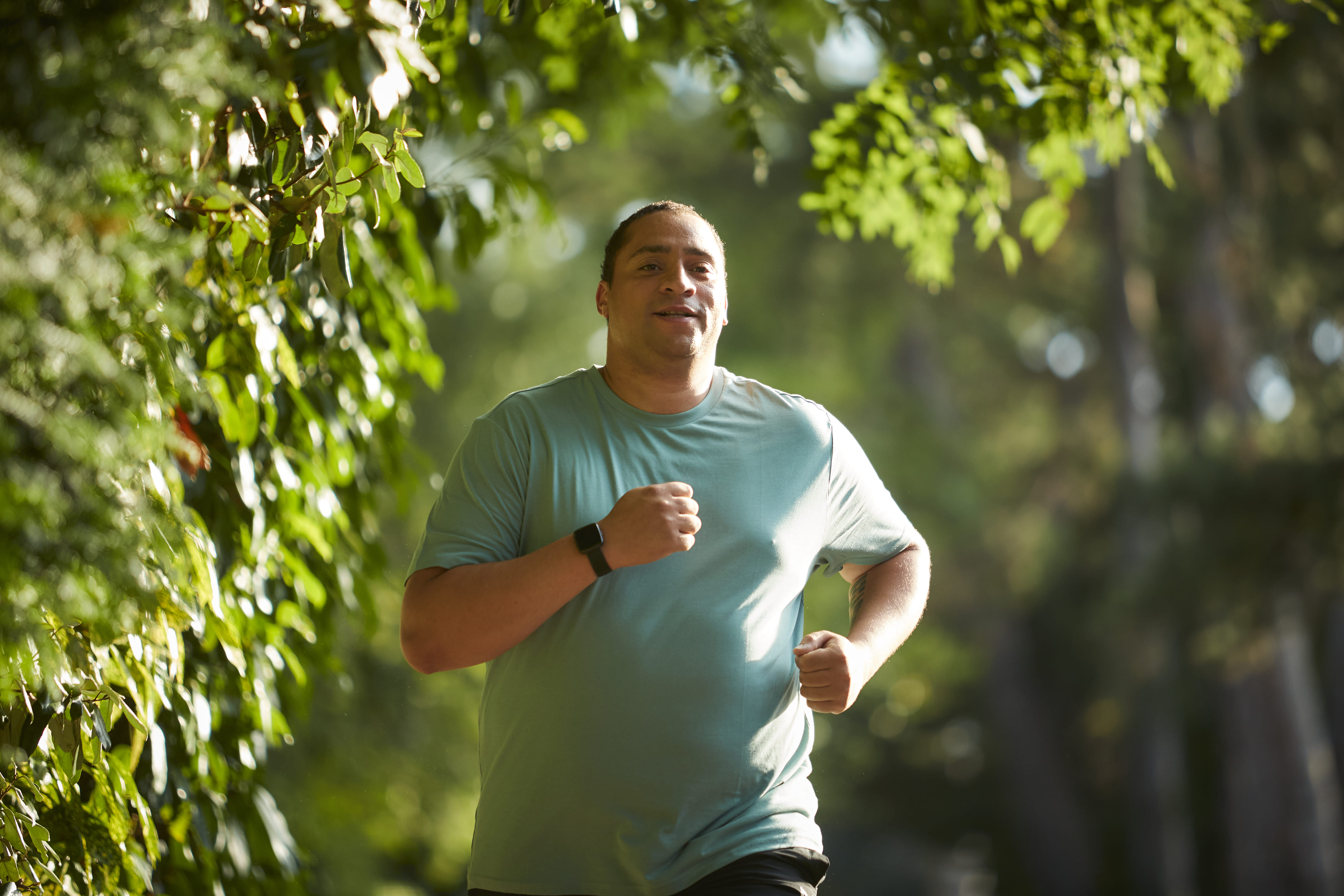 رجل يركض اتباعا لبرنامجه لفقدان الوزن