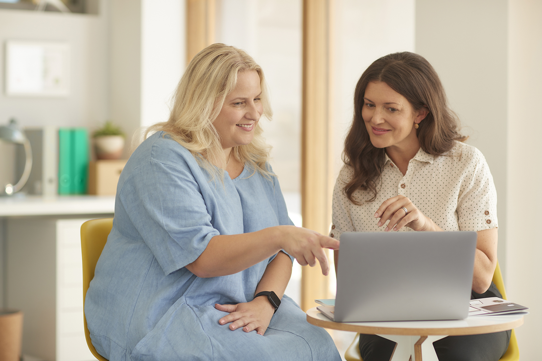 Dr and her patient discussing her weight loss results with the Allurion Program