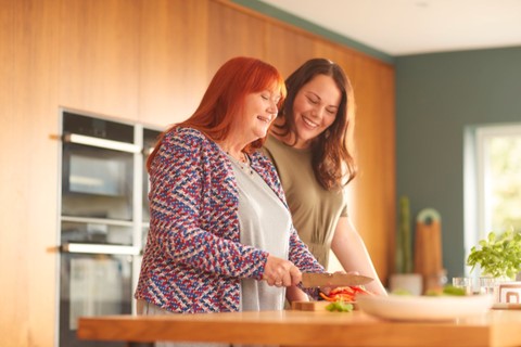 2 Allurion program patients preparing a healthy meal