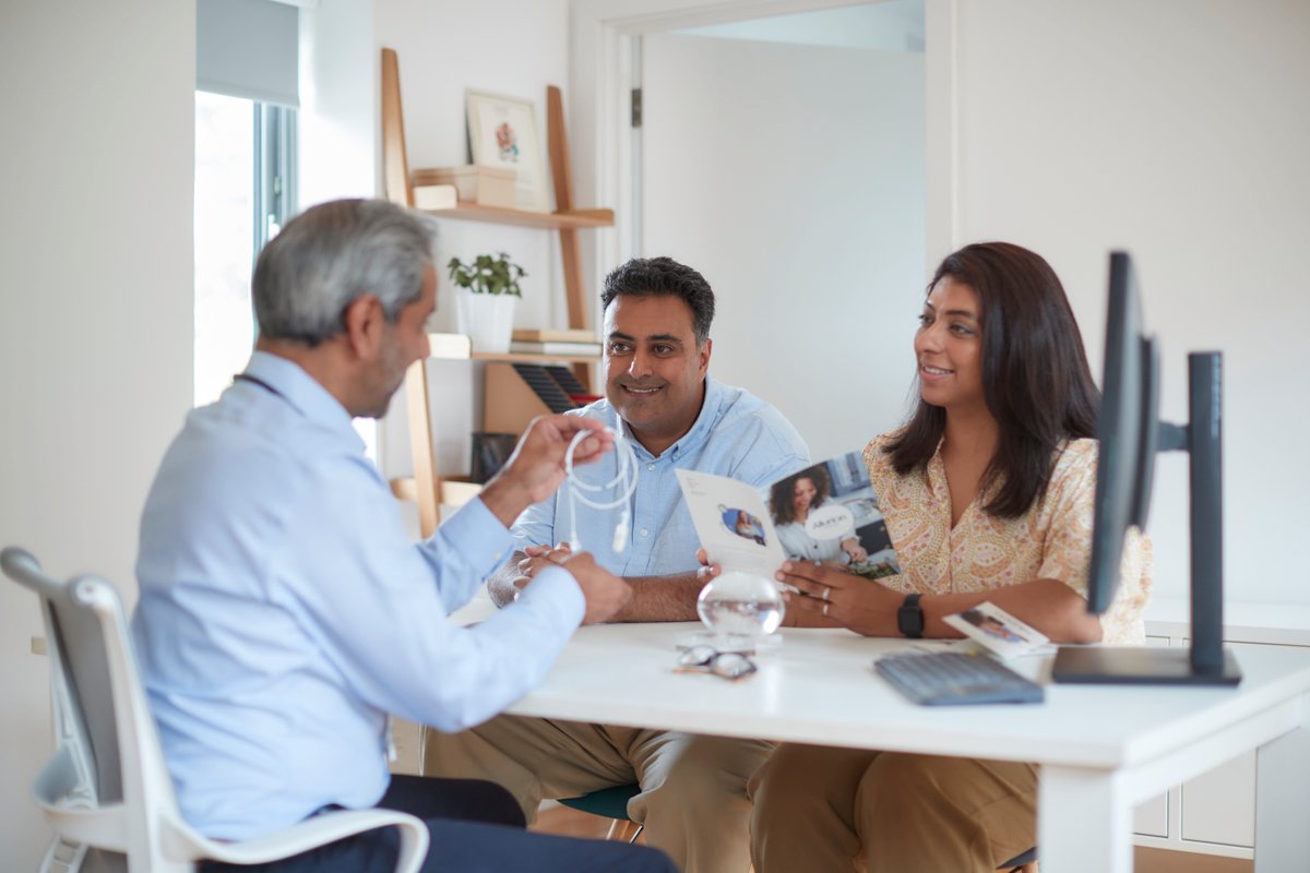 A Dr explaining the Allurion Programme to a couple