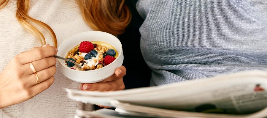 A women holding a bowl of salad as a part of the diet program to achieve weight loss