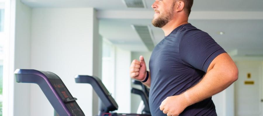 A men running on a treadmill as part of weight loss program