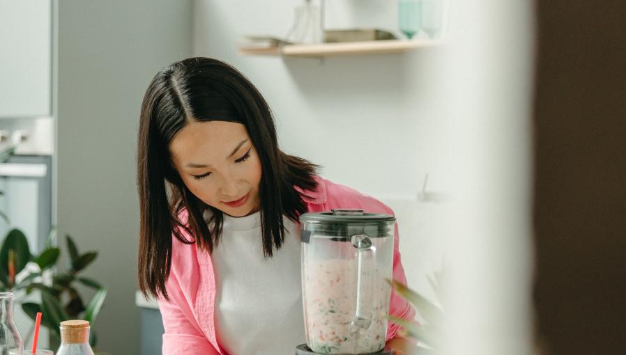 A women preparing her diet meal before the Allurion Gastric Balloon procedure