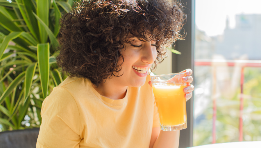سيدة تشرب عصير البرتقال كجزء من برنامجها الغذائي لفقدان الوزن