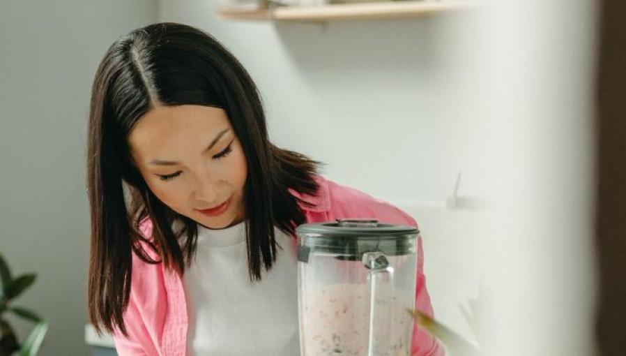  Une femme prépare un repas sain dans le cadre de son programme de perte de poids