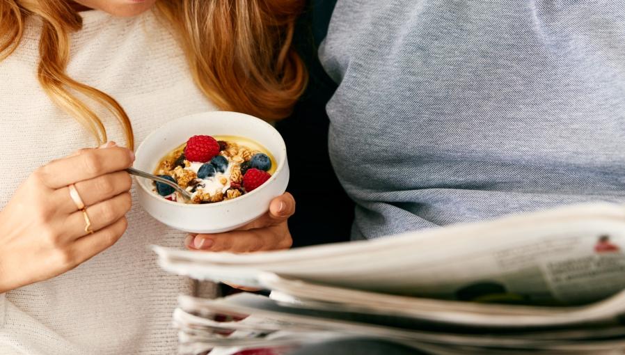 A women holding a bowl of salad as a part of the diet program to achieve weight loss