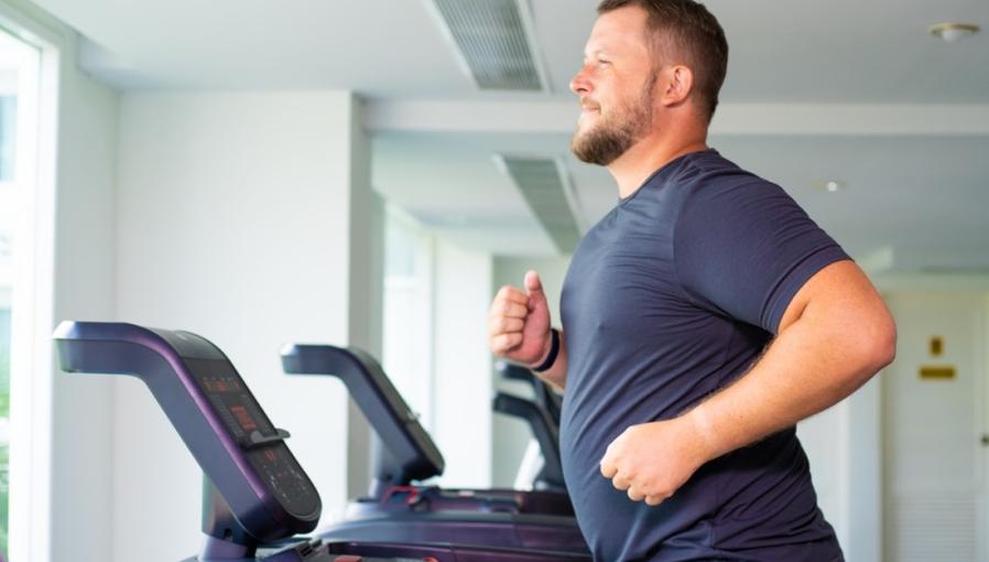 A men running on a treadmill as part of weight loss program 