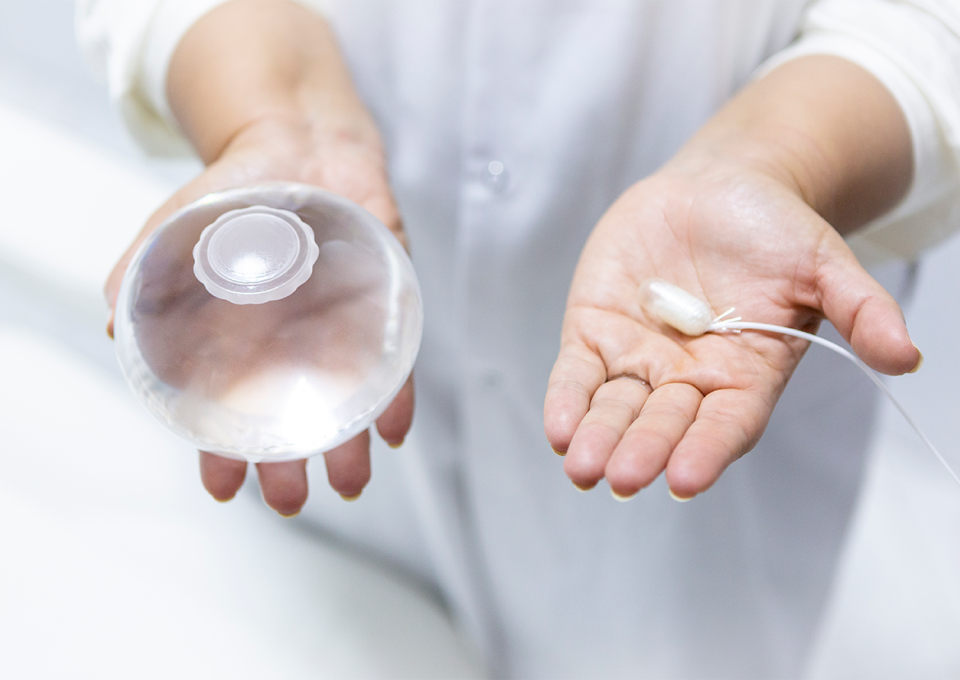 Un médico con el balón gástrico Allurion en las manos