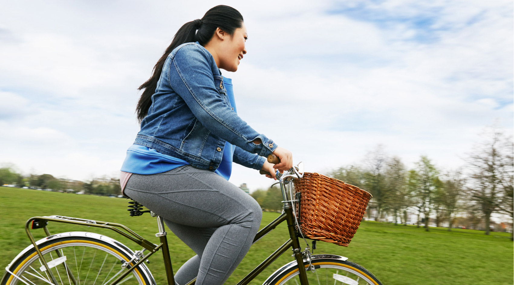  Bir kadın kilo vermek için bir egzersiz aracı olarak bir bisiklet kullanır.