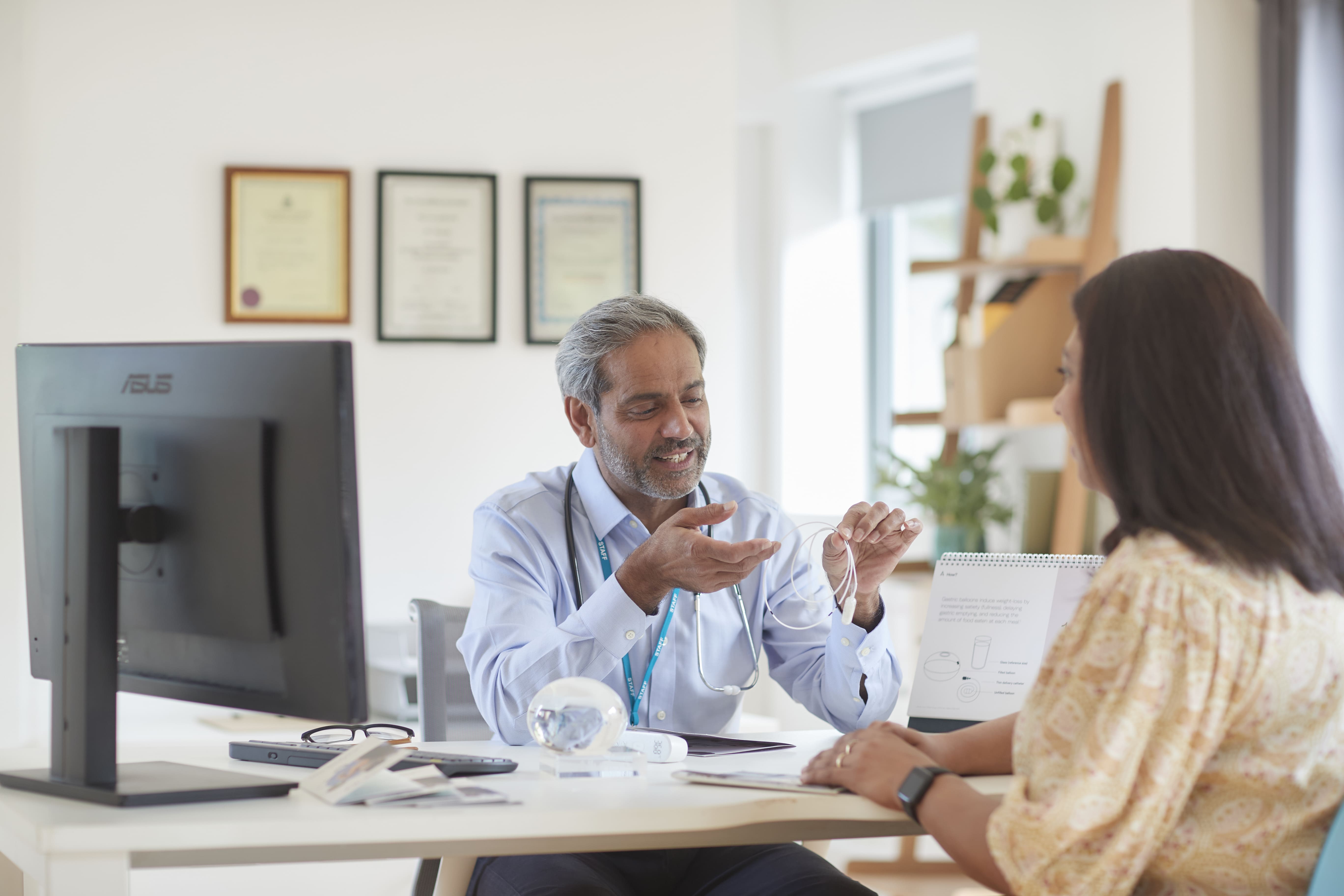 Docotor explaining to his patient the Allurion programme