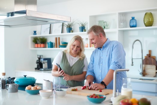 Couple with the Allurion Balloon looking for healthy recipes to maintain weight loss