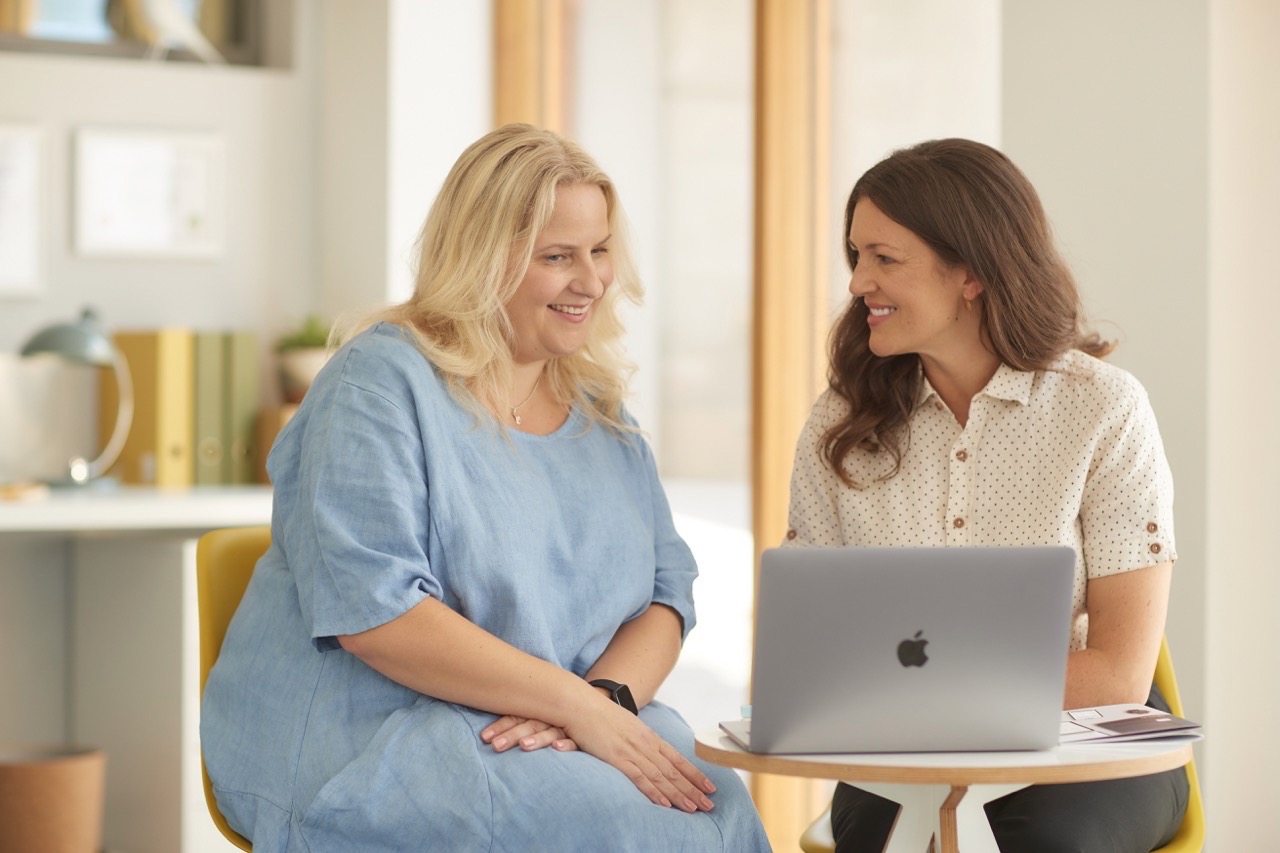 Nutritionist talking with her patients about the diet following the Allurion programme